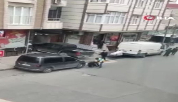Esenyurt'ta kadına saldıran adamı uçan tekmeyle yere serdiler! Mahallenin gençleri kadının imdadına yetişti