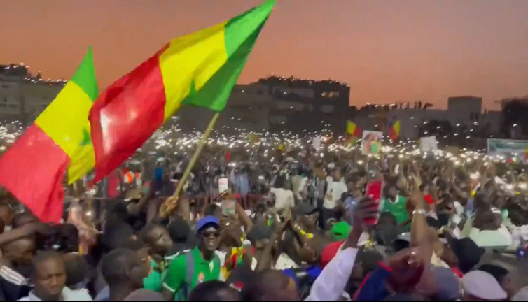 Başkan babamızın sonbaharı. Senegal'de Cumhurbaşkanlığı seçiminin süresiz ertelenmesini protesto ettiler