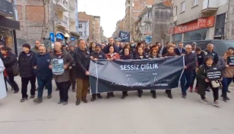 Malatya Valiliği'nin anma yasağına uymayan vatandaşlar hep birlikte yürüdü