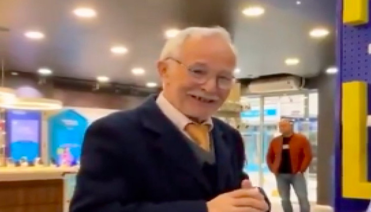 Yaşlı amcanın, beklemediği anda iltifat alınca yaşadığı tatlı mahcubiyet gülümsetti