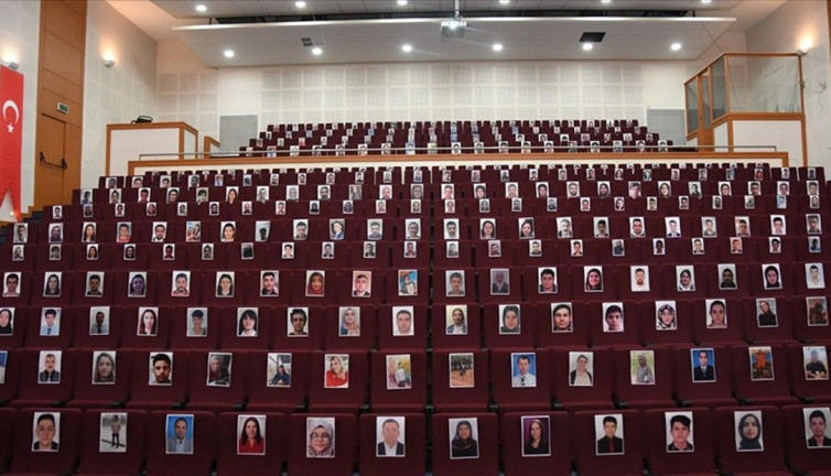 Depremde hayatını kaybeden üniversite personeli ve öğrencileri için tören