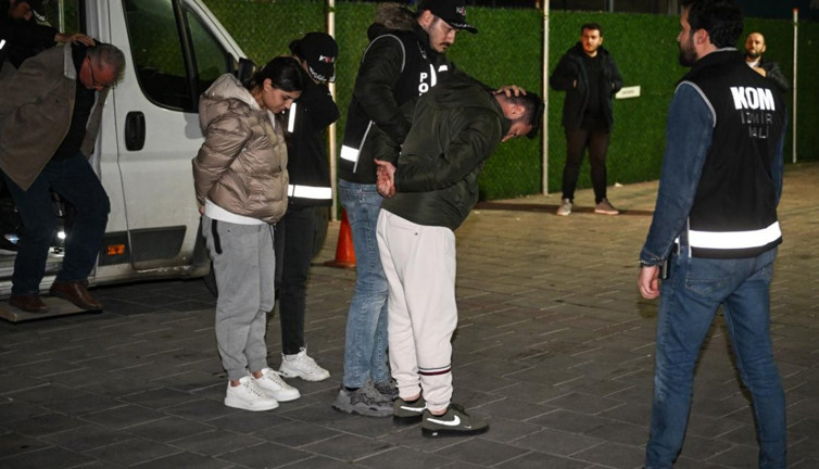 2.5 milyar liralık vurgun: Yakalanan holding sahibi çift İzmir'e getirildi