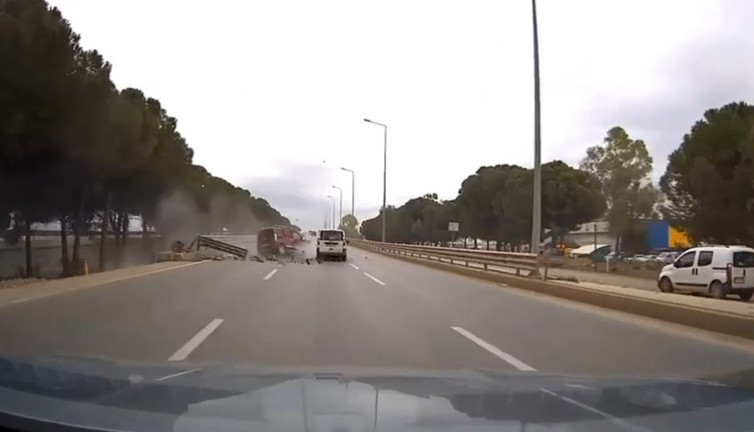 Bariyerlere giren araç hurdaya döndü, sürücü öldü