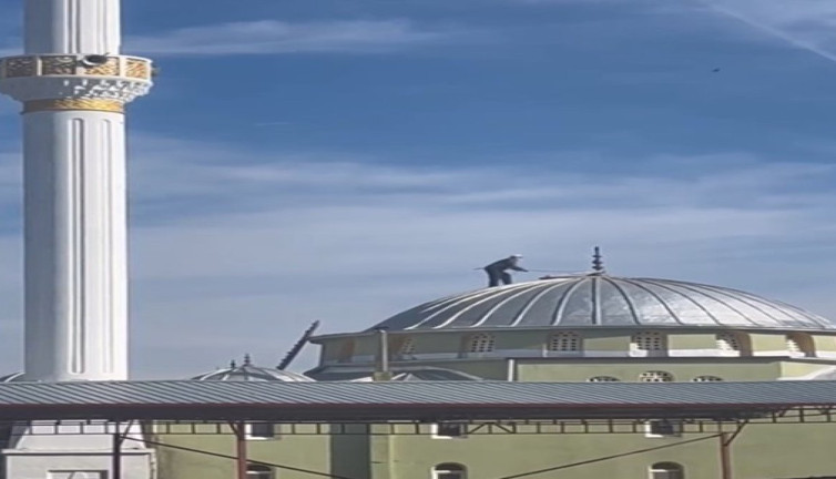 70'lik dede caminin kubbesine tırmandı! Köylüler gözlerine inanamadı