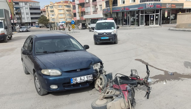 Otomobil ile elektrikli bisiklet çarpıştı: 1 yaralı (08 Şubat 2024)