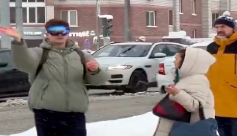 Kayak gözlüğü takarak sokaktakileri akıllı gözlük kullanıyormuş gibi trolleyen genç gündem oldu