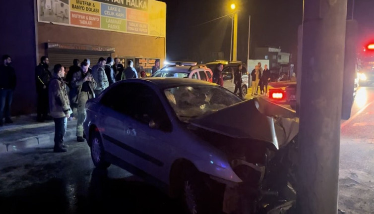 Alkollü sürücü yön tabelasına çarptı. 3 kişi araçta sıkıştı