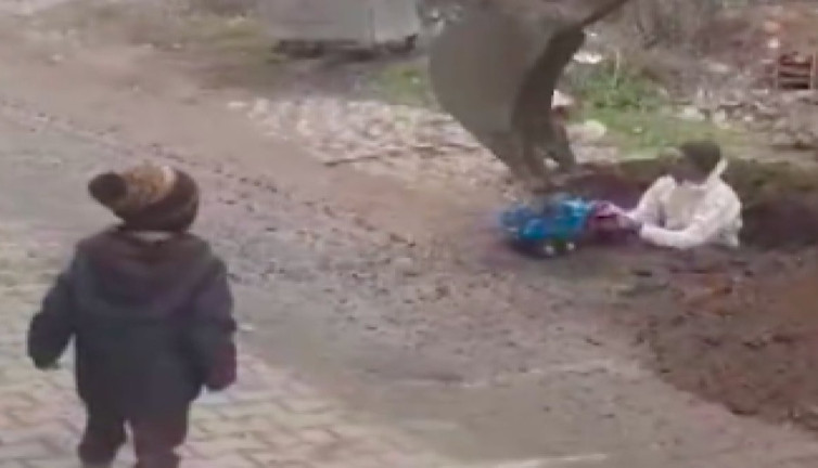 Minik Barlas, işçilerden oyuncak kamyonuna kum doldurmalarını istedi. Ortaya yürek ısıtan görüntüler çıktı