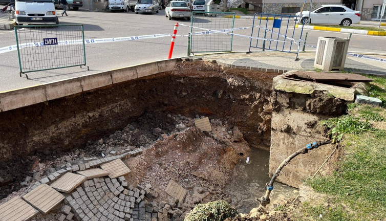 Kaldırım çöktü, faciadan dönüldü