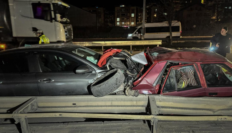 Bursa'da lastik değiştiren 3 kişiye araba çarptı: 1 ölü, 2 yaralı