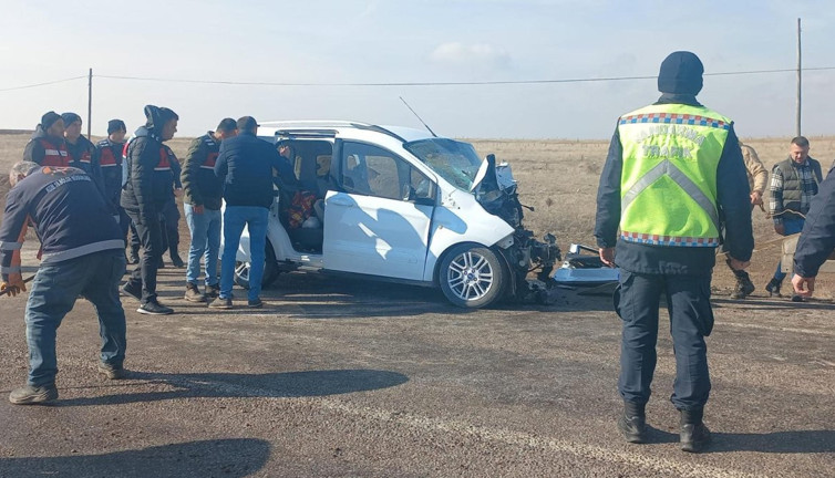 Sivas’ta feci kaza. 2 araç çarpıştı