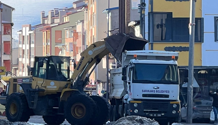 Sarıkamış'ta kar temizleme çalışmaları devam ediyor
