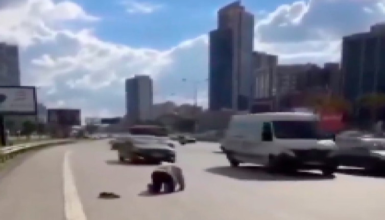 İstanbul'da trafiğin aktığı caddede hem kendi hayatını hem de başkalarının hayatını riske atıp cadde ortasında namaz kıldı