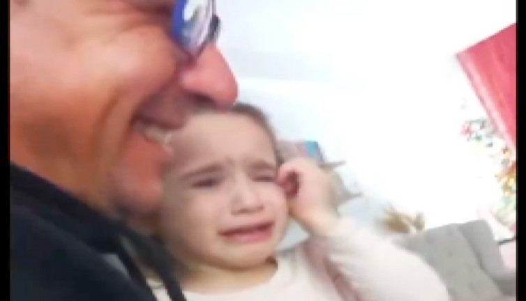 Annesiyle babasına 'siz evlenirken ben yoktum' diye ağlayan küçük kızları için yeniden düğün yapan çift