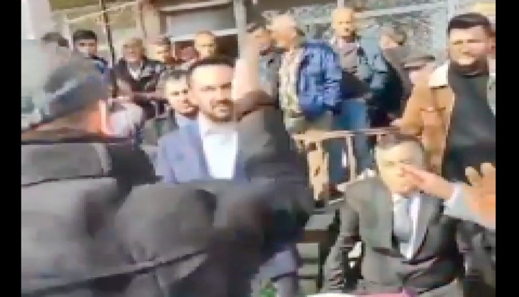 AKP Elbistan Belediye Başkan Adayı Abdullah Yener'i destekleyenlere vatandaştan tepki: "Bu adamın borcunu mu ödeyeceğiz biz?"