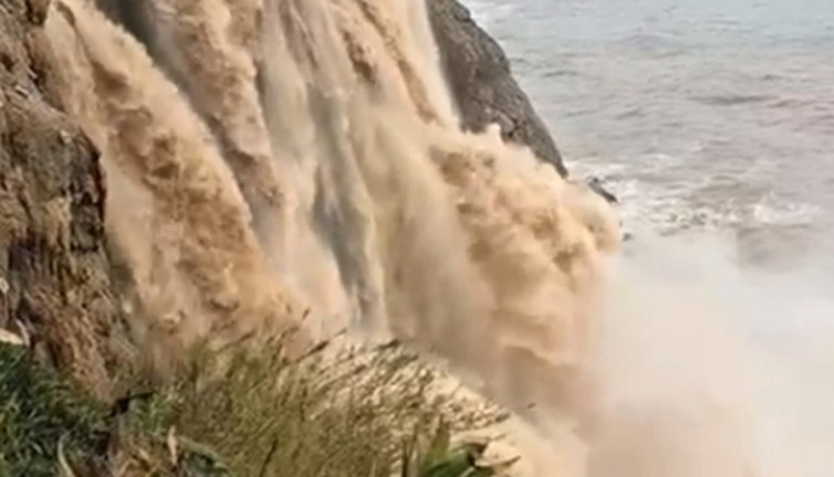 Antalya'da etkili olan sağanak sonrası Düden Şelalesi kahverengiye döndü