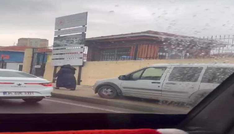 Avcılar'da kaldırımda giden otomobil sürücüsüne para cezası