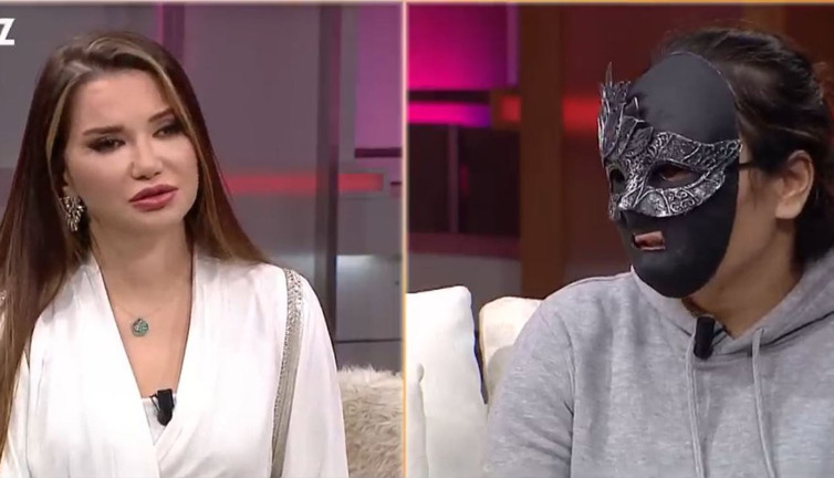 Esra Ezmeci'nin konuğu yatak odası sırrını anlattı. Yer yerinden oynadı