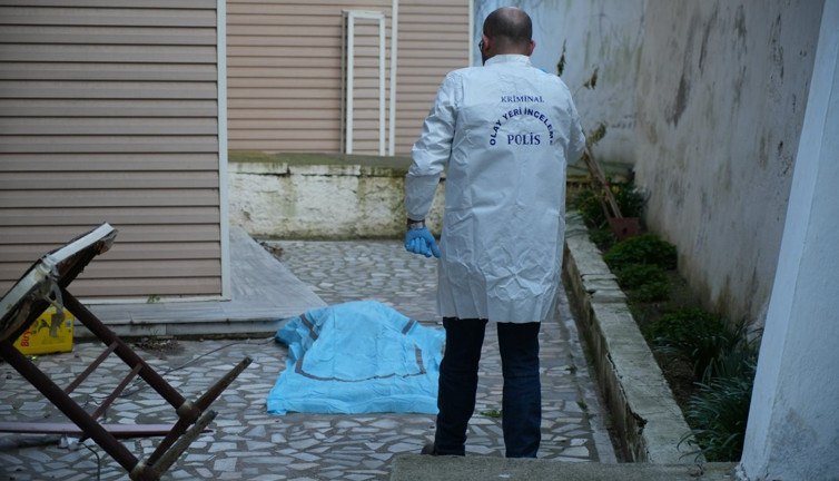 93 yaşındaki adam davasının görüldüğü gün düşüp öldü