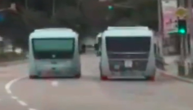 Trafikte yarışıp başkalarının hayatını riske atan 3 minibüs şoförü gözaltına alındı