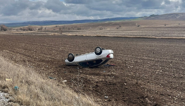 Çorum’da kontrolden çıkan araç takla attı