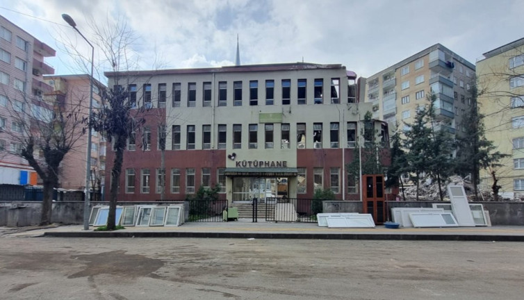 Depremde hasar gören asırlık binanın yıkımına başlandı