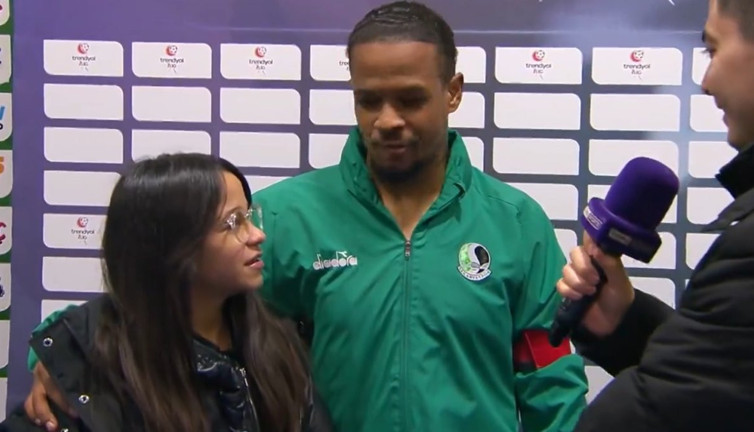 Sakaryaspor'un yıldızı röportaja geldi. Asıl yıldız tercüman oldu