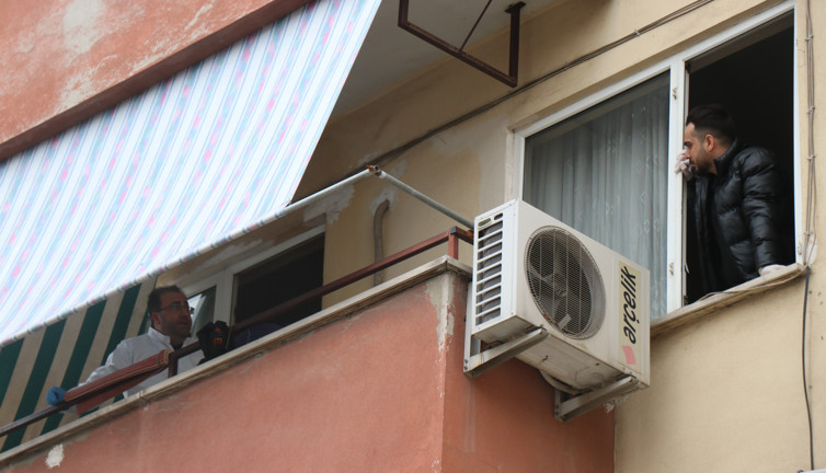 Evinin balkonunda silahla vurulmuş halde ölü bulundu, kuzeni feryat etti