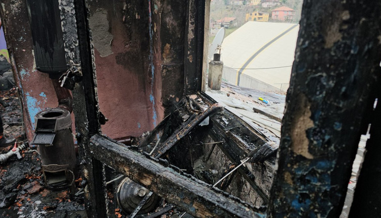 Valiliğin dağıttığı kömür patladı iddiası. Ev küle döndü