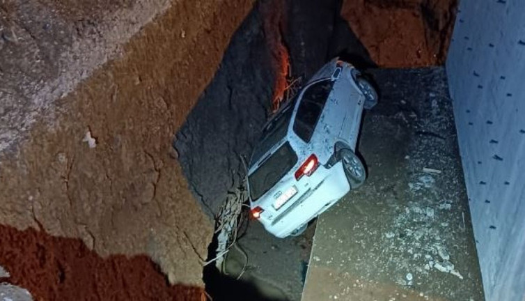 Tatvan’da araç çukura düştü: 3 yaralı