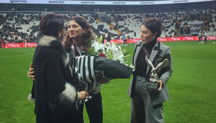 Avrupa Şampiyonu Nesrin Dolmabahçe'de Kartal selamı verdi