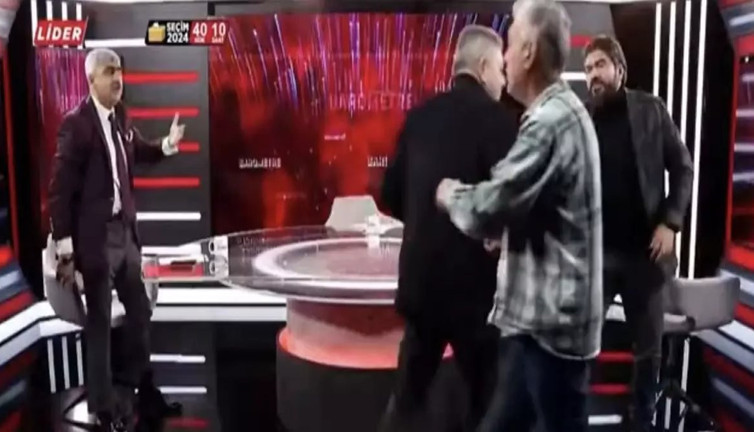 Ümit Zileli ile Mustafa Albayrak Rasim Ozan Kütahyalı'nın programında birbirine girdi. Küfürler ve hakaretler havada uçuştu