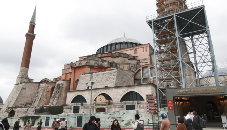 Ayasofya'da çatlak! 2. Bayezid minaresi külahtan şerefeye kadar sökülecek