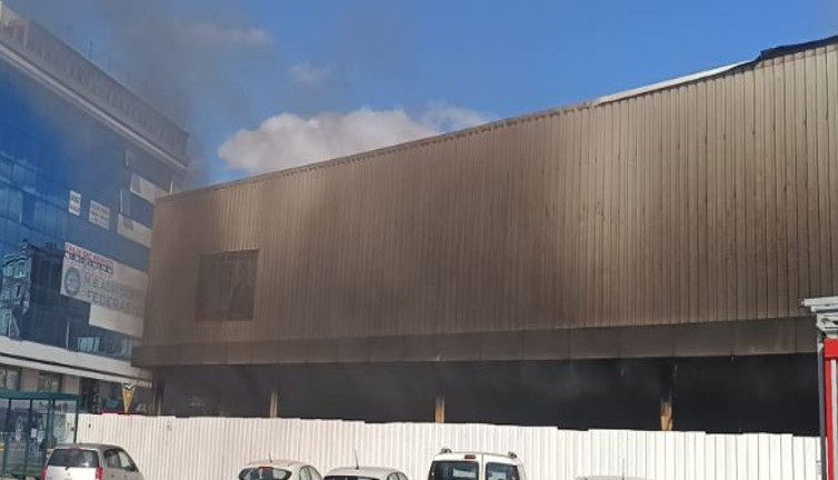 Pendik’te gökyüzünü siyah dumanlar kapladı