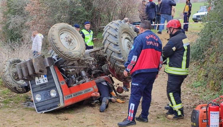 Devrilen traktörünün altında hayatını kaybetti