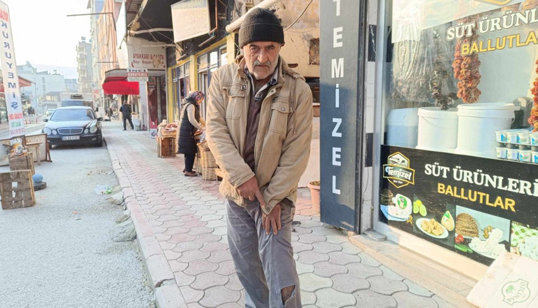 Köpek terörü bitmiyor! Alışveriş için gittiği çarşıda 5 köpek saldırdı