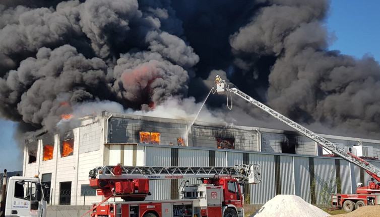 İzmir'de narenciye deposunda yangın! Kara dumanlar bir çok noktadan görüldü