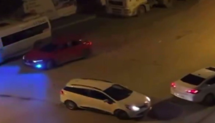 Üç sürücü, cadde ortasında araçlarıyla yuvarlak çizere trafiğe engel oldu