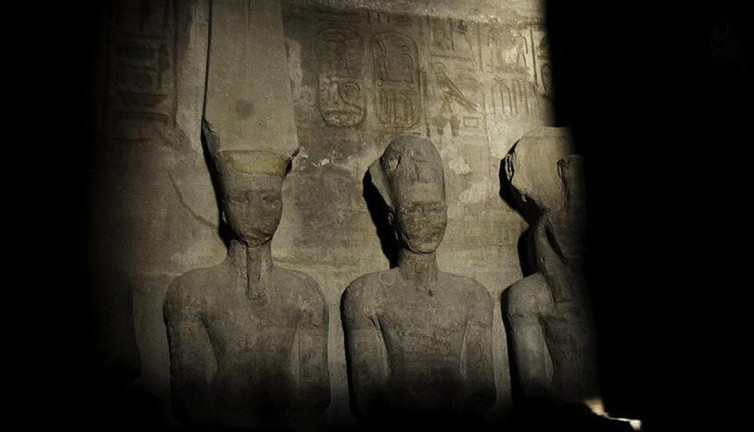 Yılda iki kez gerçekleşiyor: Ramses'in heykeline güneş vurdu