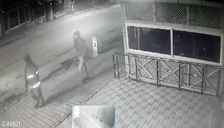 İşe giden baba ve engelli oğluna kurşun yağdırdılar! Dehşet anları kamerada