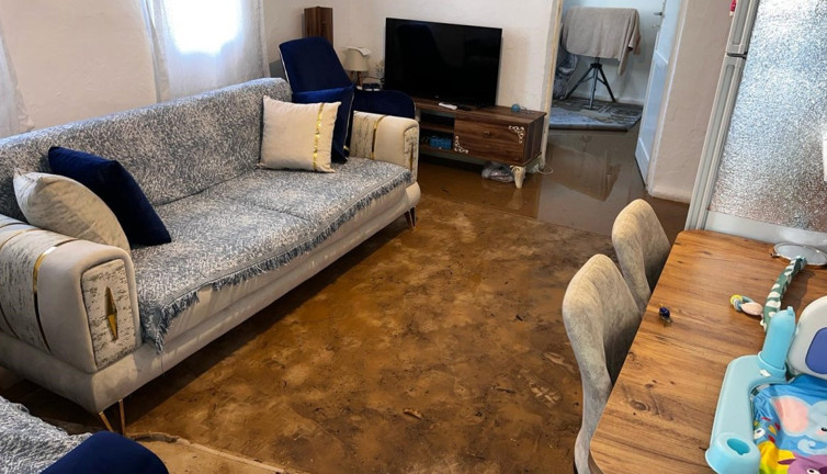 Bodrum'da ana isale hattı patladı, lojman sular içinde kaldı