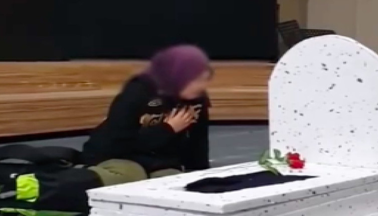 ÇEDES'ten tepki çeken uygulama: Okuldaki öğrencilere mezar maketinin başında anneleri için ağıt yaktırdılar