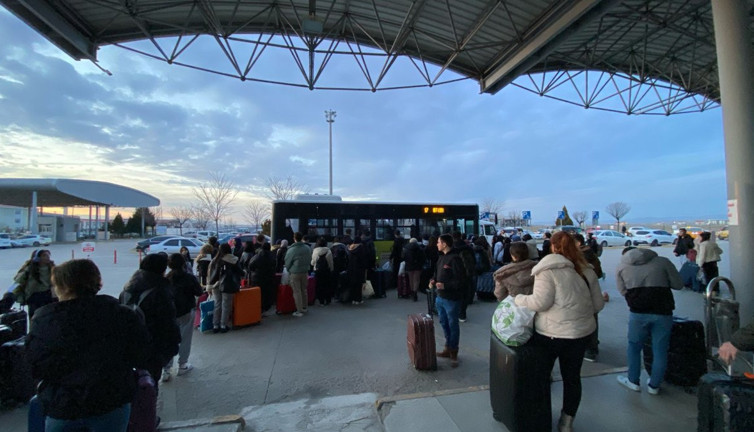 İYİ Parti Afyon adayı Alper Yağcı otogarda mahsur kalan öğrencilere seçim otobüslerini gönderdi