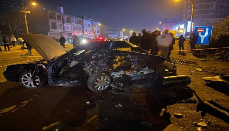 Trabzon'da iki otomobilin çarpıştığı kazda 6 kişi yaralanırken araçlar hurdaya döndü