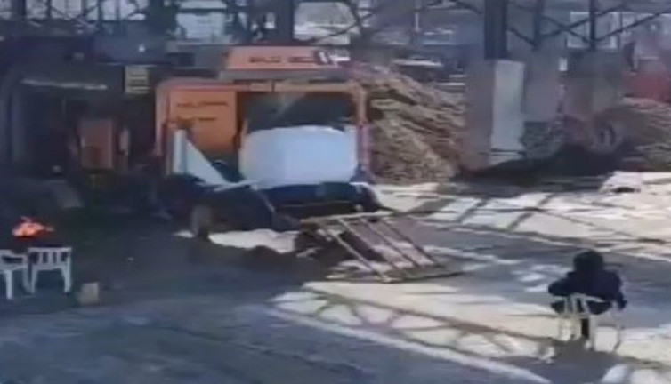 Bu vatandaşın işi spreyle daire çizmek. Bu zor iş diğer çalışanları çok kıskandırıyor