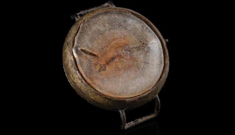 Erimiş kol saati 31 bin 113 dolara satıldı. Atom bombası atıldıktan sonra bulunmuştu