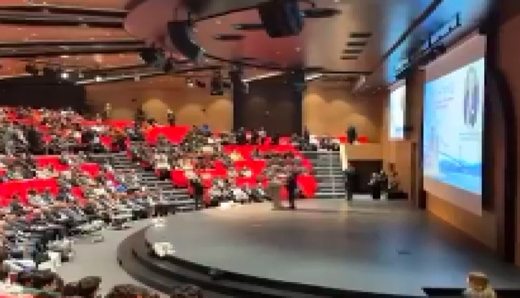 İstanbul Aydın Üniversitesi'nde Türk - Arap Kongresi tartışması: Öğrenciler Mustafa Aydın'ın Arapça konuşmasını protesto etti