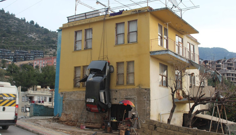 Görenler şaştı kaldı: Sürekli kazaya karışan otomobilini ‘idam etti’