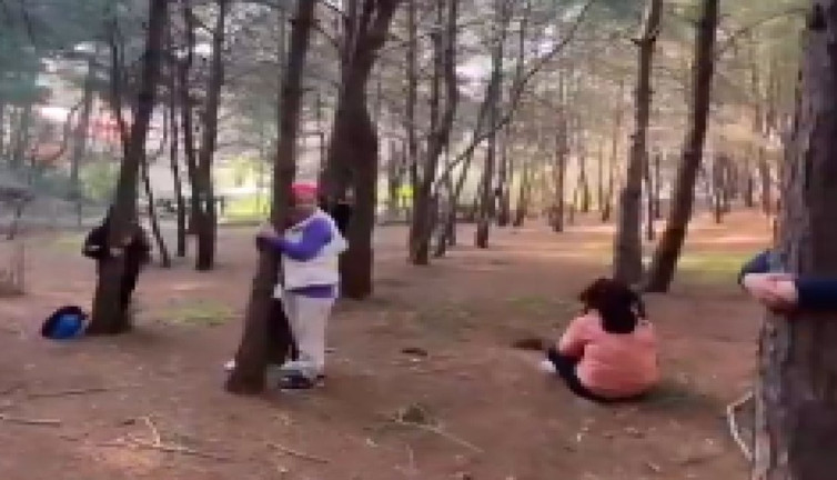 Bu da oldu: İnsanlar ormanda ağaçlara sarılarak meditasyon yaptı