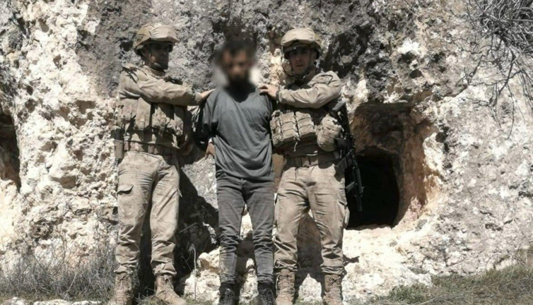 Eşini ve 2 akrabasını öldürdü! Mağarada yakalandı